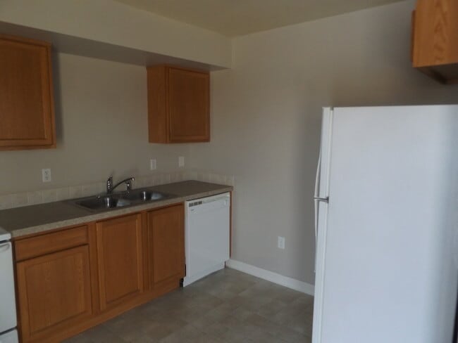 Building Photo - Beautiful Open Floor Plan Featuring Two Be...