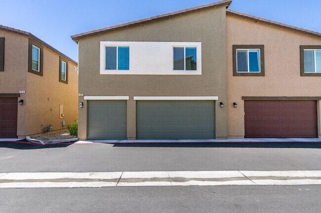 Building Photo - Spacious Townhouse with Loft & Rare 3-Car Garage!