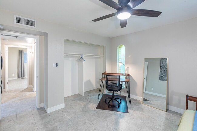 Building Photo - 2812 S Mill Ave