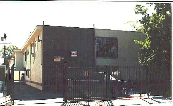 Building Photo - Troost Apts