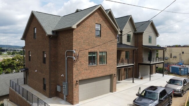 Building Photo - 1209 Hedge Ave