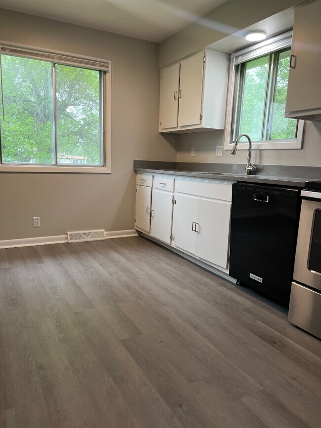 Building Photo - 11226 Roxbury Dr