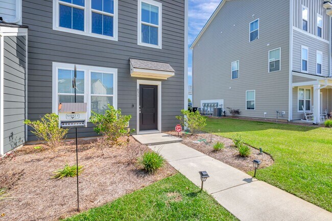 Building Photo - Recess Pointe’s One and Only Duplex! 3 Sto...