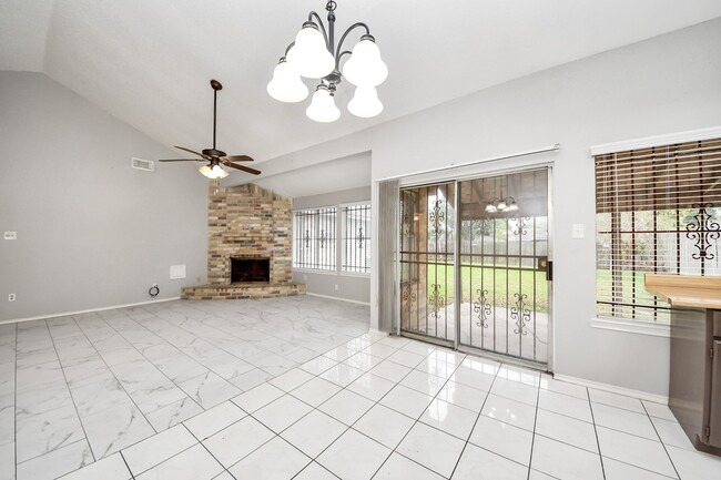 Building Photo - 527 Oakdale Dr