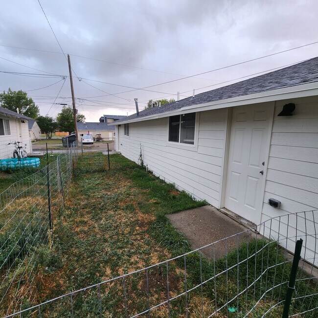 Building Photo - Centrally Located One Bedroom Duplex