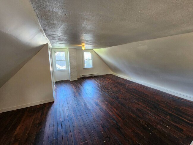 Building Photo - Charming 3-Bedroom Property in Prime Location