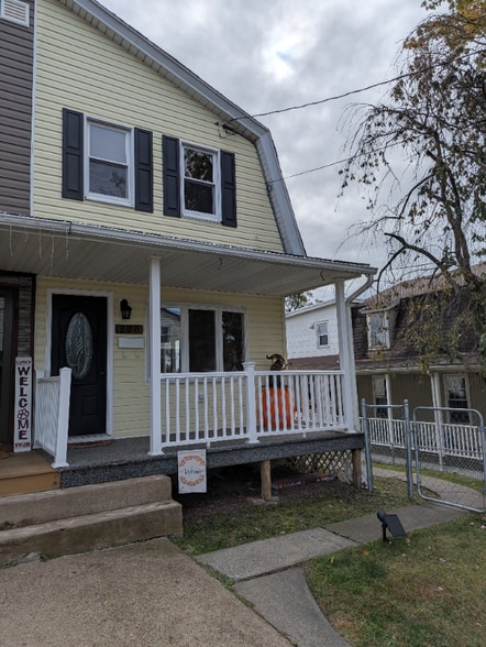 Primary Photo - 228 N School St