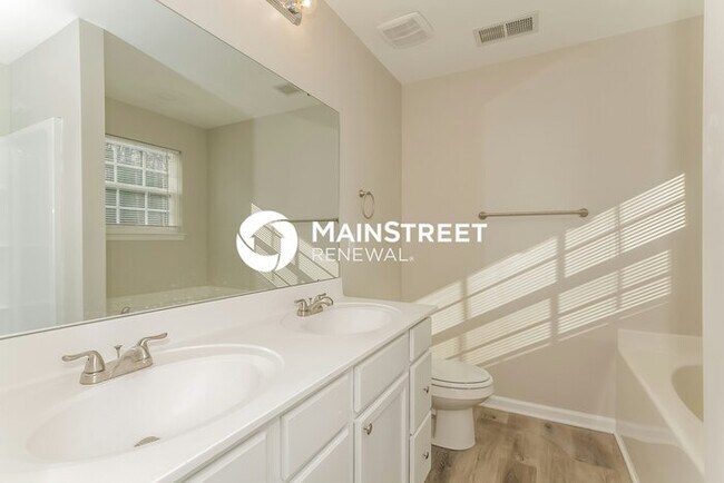 Building Photo - 3 Bedroom Pet-Friendly Home in Charlotte, NC with Main Street Renewal