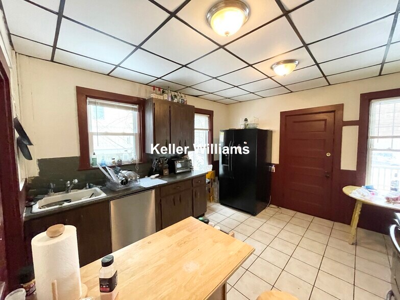 Building Photo - 67 Hillside St