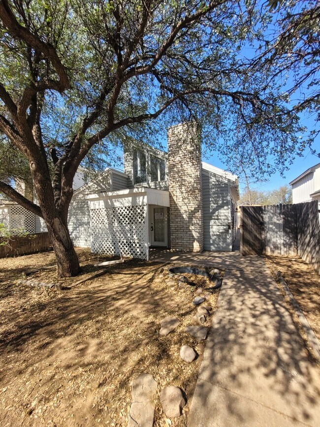 Building Photo - 2 story townhome, 3 bed 2 bath