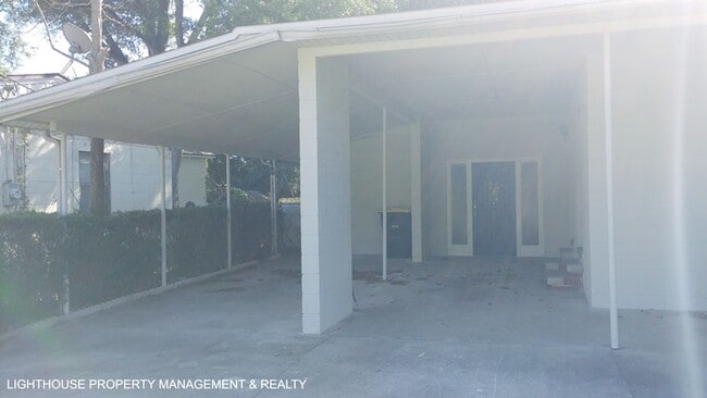 Building Photo - Large 4 Bed/2 Bath House with Carport & Fe...