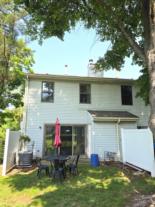 Building Photo - 120 Pear Tree Ln