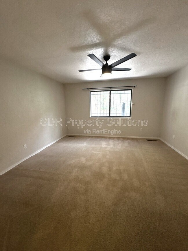 Building Photo - 5828 Elmwood Dr NE