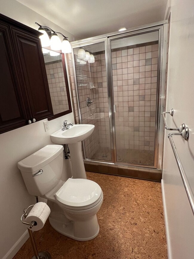 Building Photo - Quiet 2 bedroom with utilities included