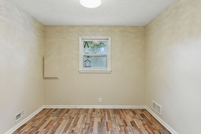 Building Photo - Spacious 4-Bedroom Home for Rent in Desira...