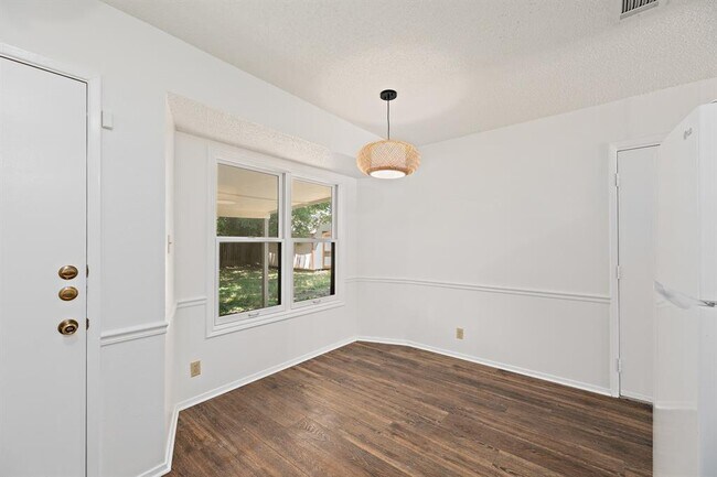 Building Photo - 806 Easy Day Cove