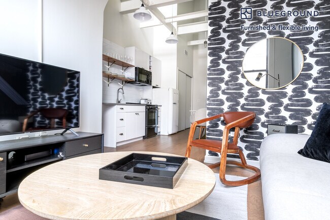 Building Photo - 108 W Chicago Ave