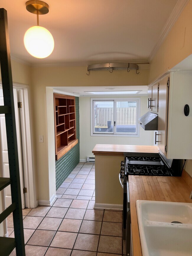 Building Photo - 5602 Hawthorne St