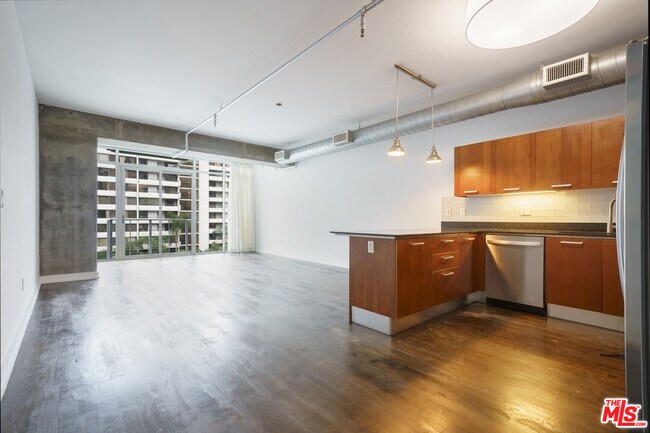 Building Photo - 645 W 9th St