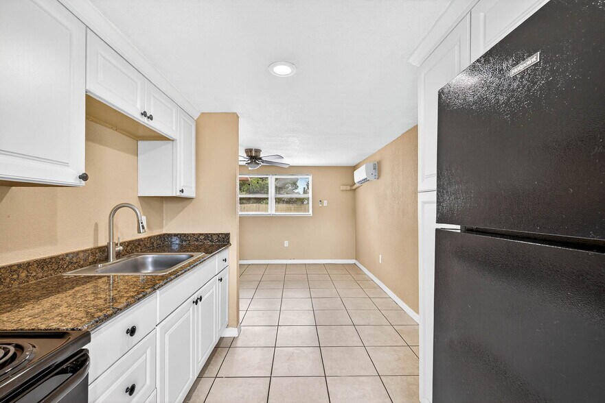 Building Photo - 2146 Ranchita Trail