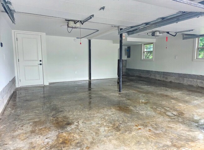 Building Photo - 128 Due W Dr