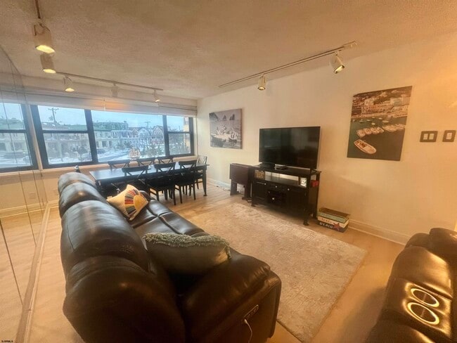 Building Photo - 101 S Raleigh Ave