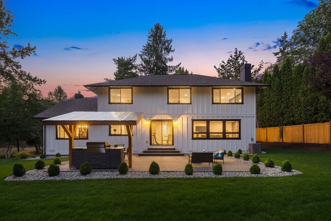 Building Photo - 4Bd/2.5Ba Bellevue House