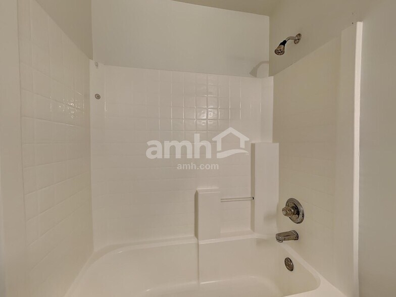 Building Photo - 37 Farm Brook Way