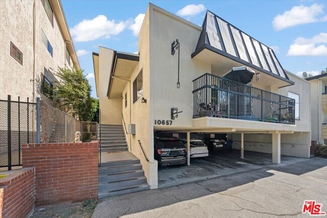 Building Photo - 10657 Holman Ave