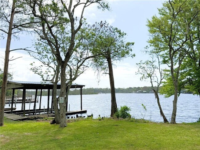 Building Photo - 207 Riverbend Dr