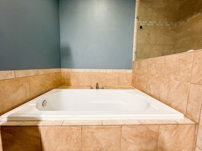 Building Photo - 2450 Wickersham Ln