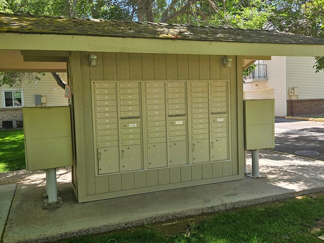 Building Photo - Everything you Need, 2 Bed, 1.5 Bath townh...