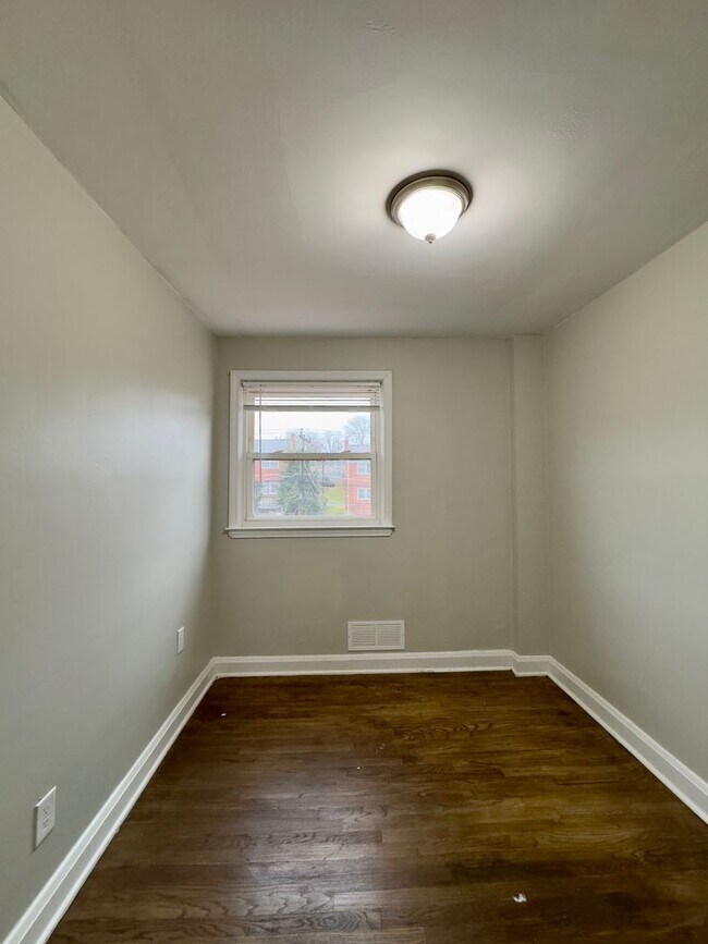 Building Photo - Spacious 3Bed/1.5Bath in Woodlawn