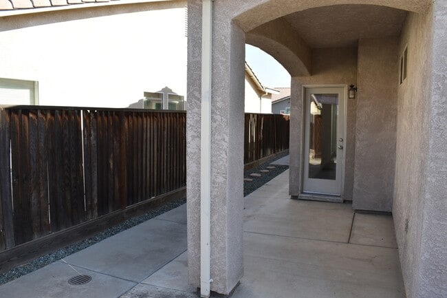 Building Photo - 805 Vía Rosa