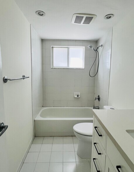 Building Photo - 6905 Bay Dr