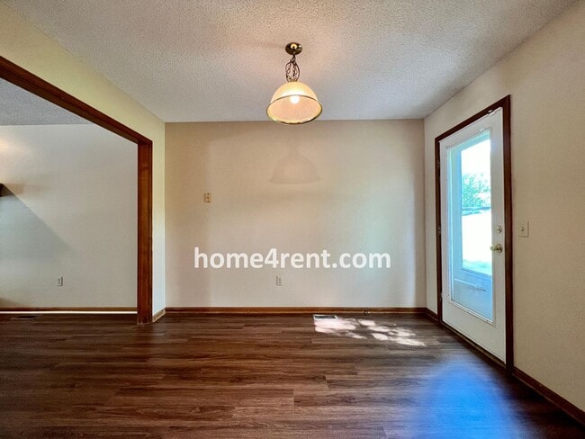Building Photo - Cozy Duplex w/ Plenty of Space, LVP Flooring and a Fenced Yard!