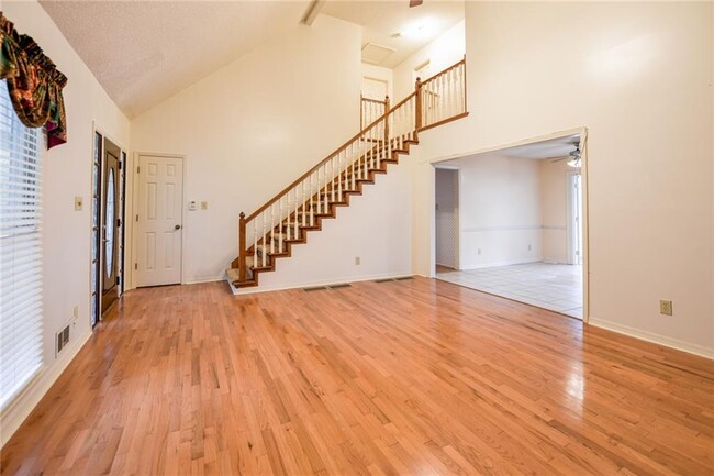 Building Photo - 1812 Lake Lucerne Dr SW