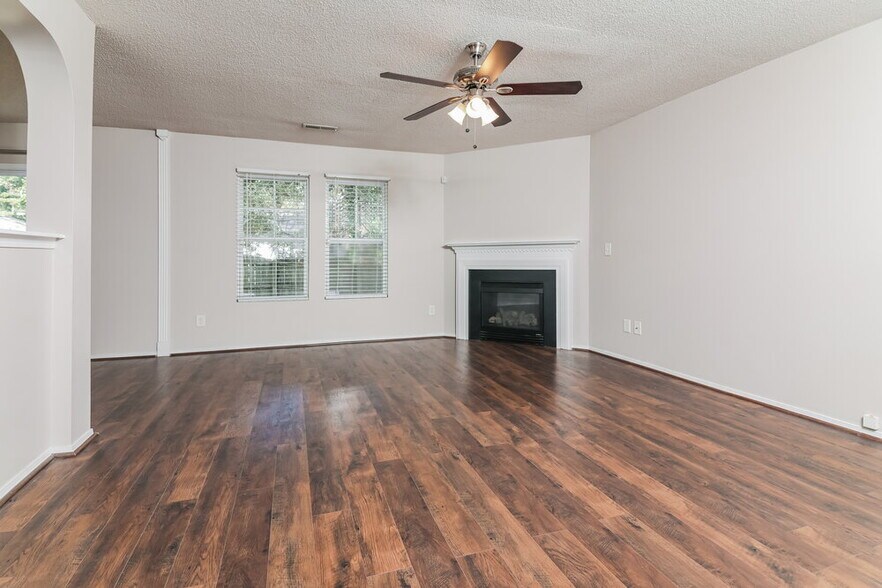 Building Photo - 3032 Van Dorn Rd