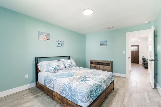 Building Photo - Fully Renovated Beachside Beauty – Walk to...