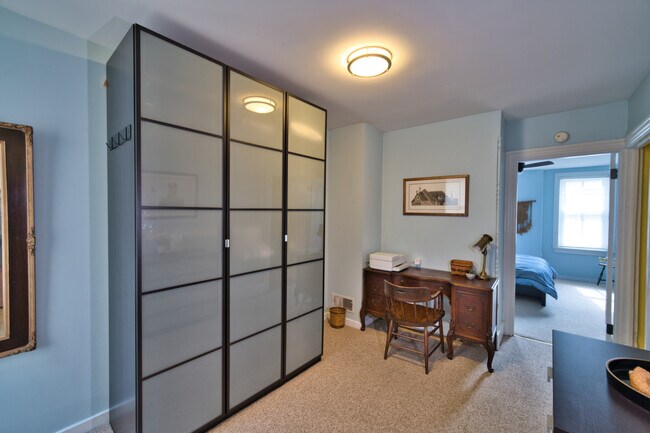 Building Photo - 913 Penn St