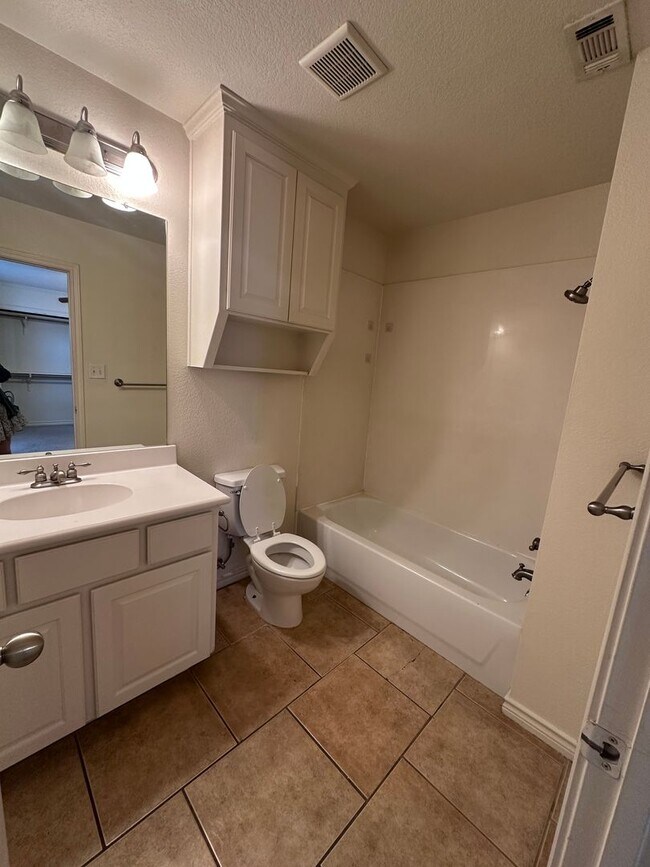 Building Photo - 5/5 House in Small Gated Community Near Ba...