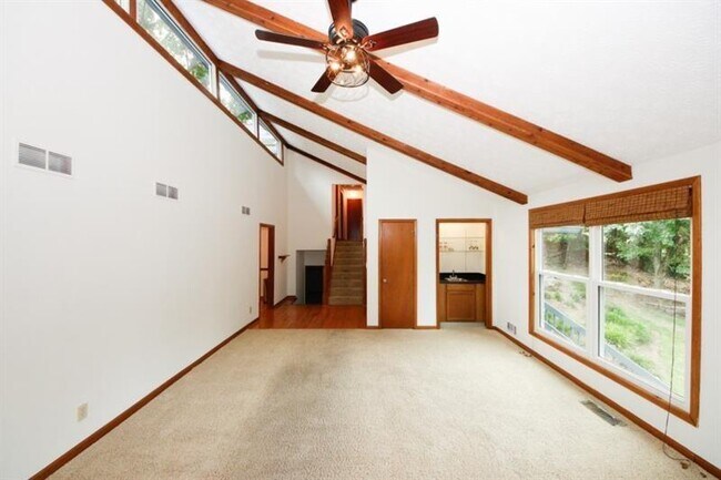Building Photo - 930 Mountain Top Dr NE