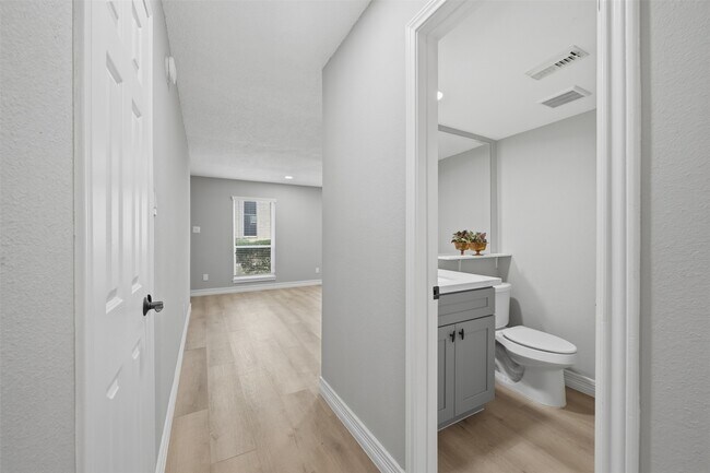 Building Photo - 9261 Westwood Village Dr