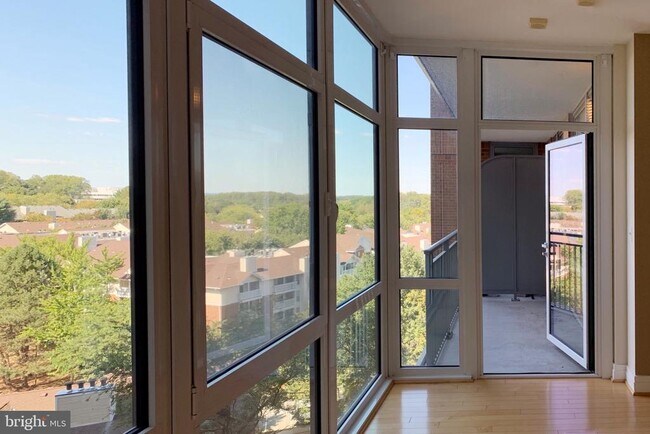Building Photo - 8220 Crestwood Heights Dr