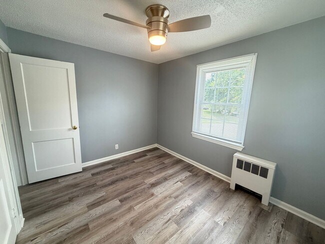 Building Photo - 1400 Roslyn Dr