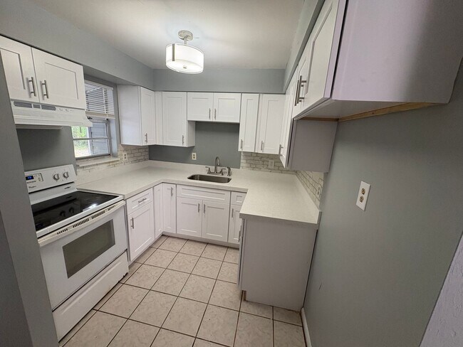 Building Photo - 424 Valley Dr