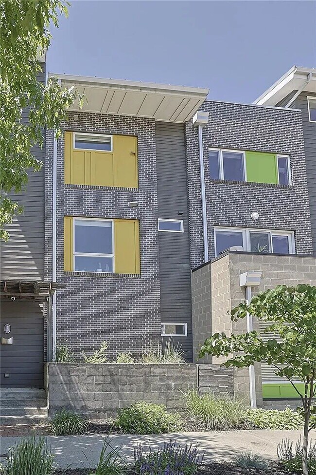 Building Photo - "Chic Canal Boat Ct Retreat: Spacious 1-Bedroom with Two Baths & Modern Amenities!"