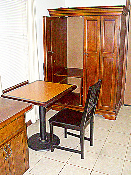 Table and Chair Dining - 2177 Kings Mountain Dr NE