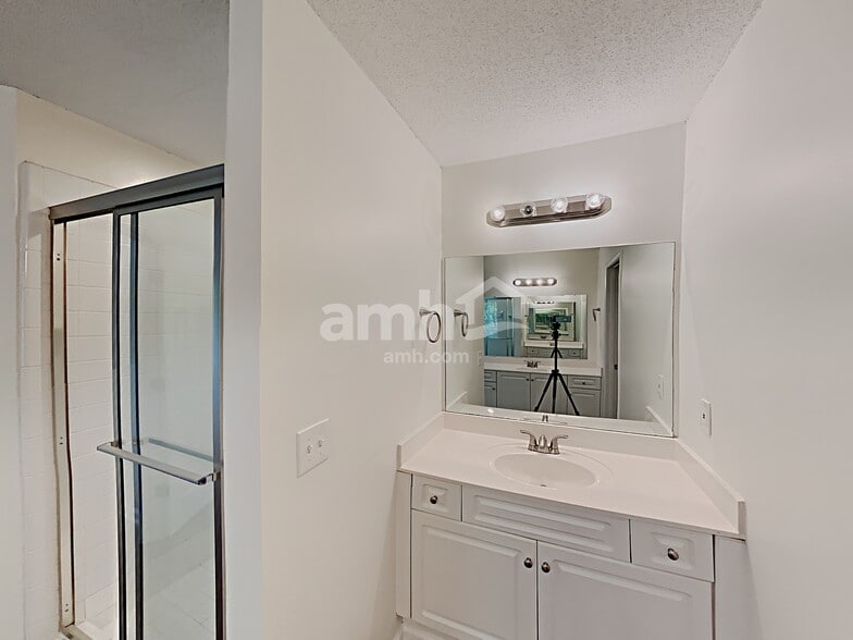 Building Photo - 1121 Lauren Way