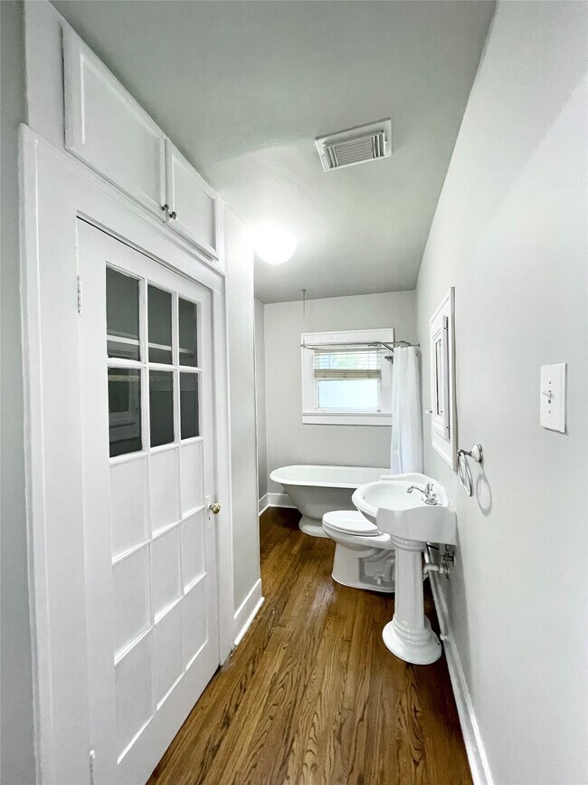 Building Photo - 4009 Oakridge St
